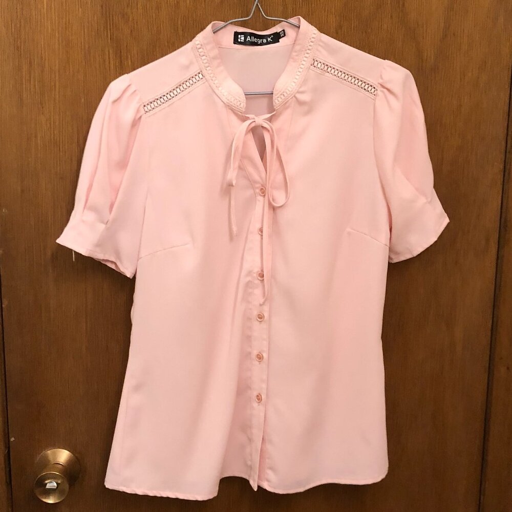 Light pink short-sleeve top - Tie-neck - Stencil details - Size XS